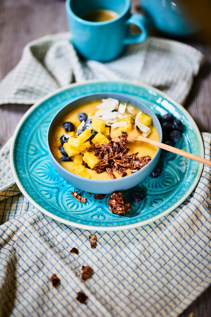 Mango-Smoothie-Bowl mit Blaubeeren und Kokos