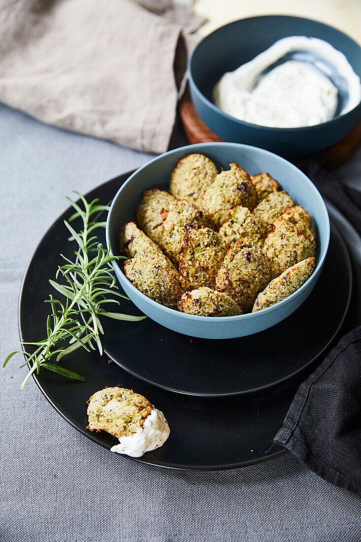 Low-Carb-Chicken Nuggets with Dipping Sauce