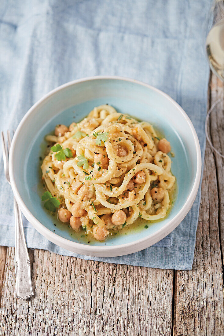 Maccheroni alla chitarra mit Kichererbsen und Speck