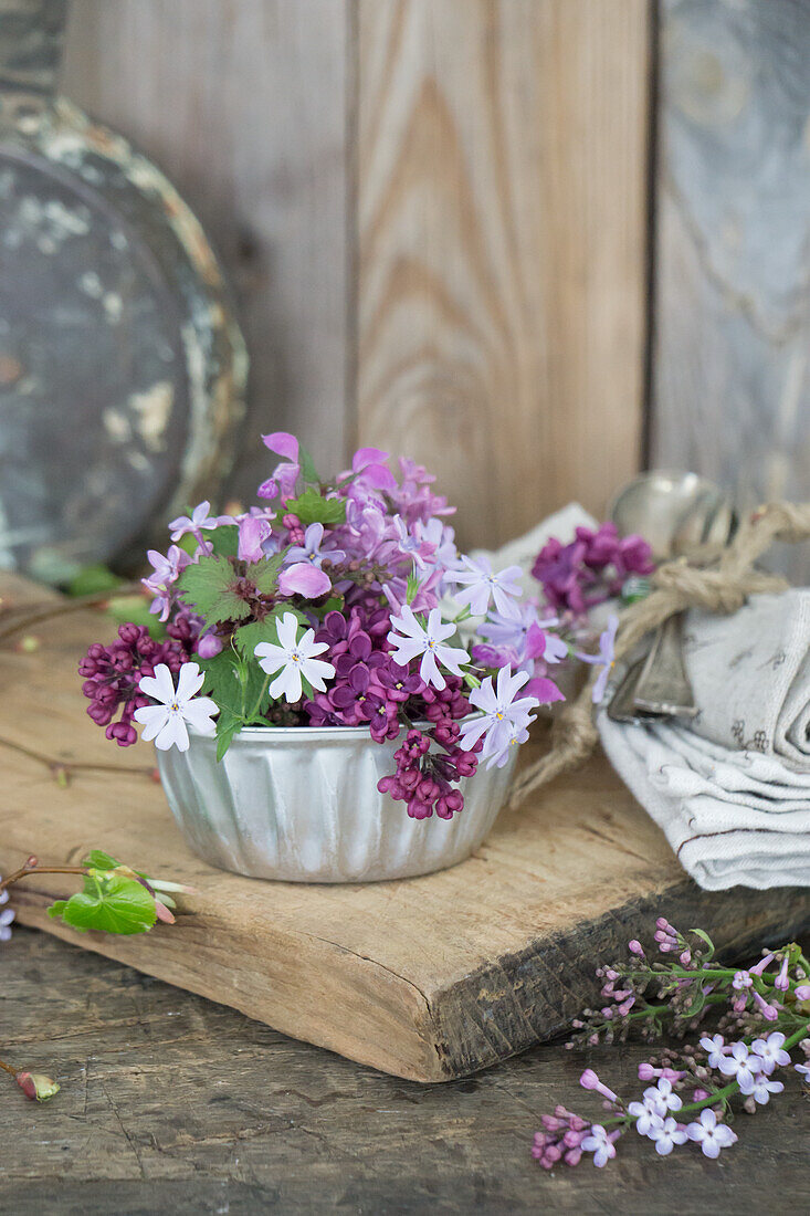 Fliederblüten in Vintage Blechschale