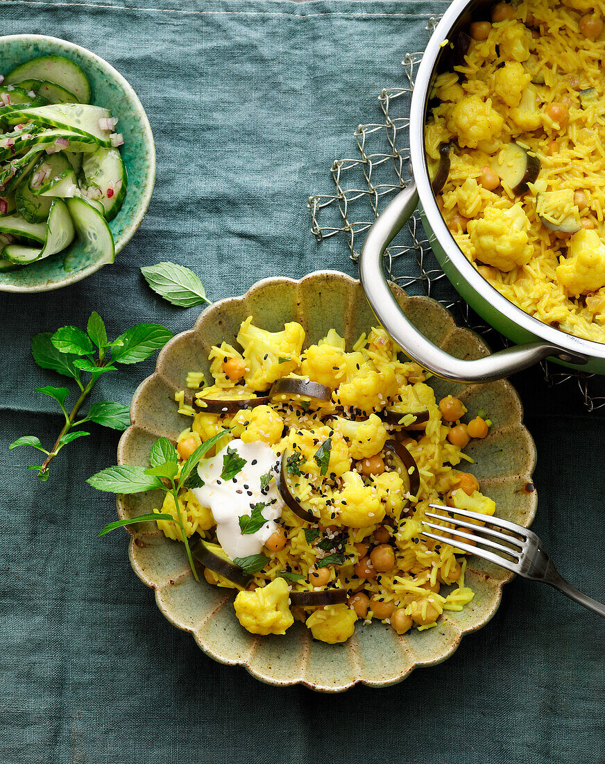 Indian cauliflower rice with chickpeas and eggplant