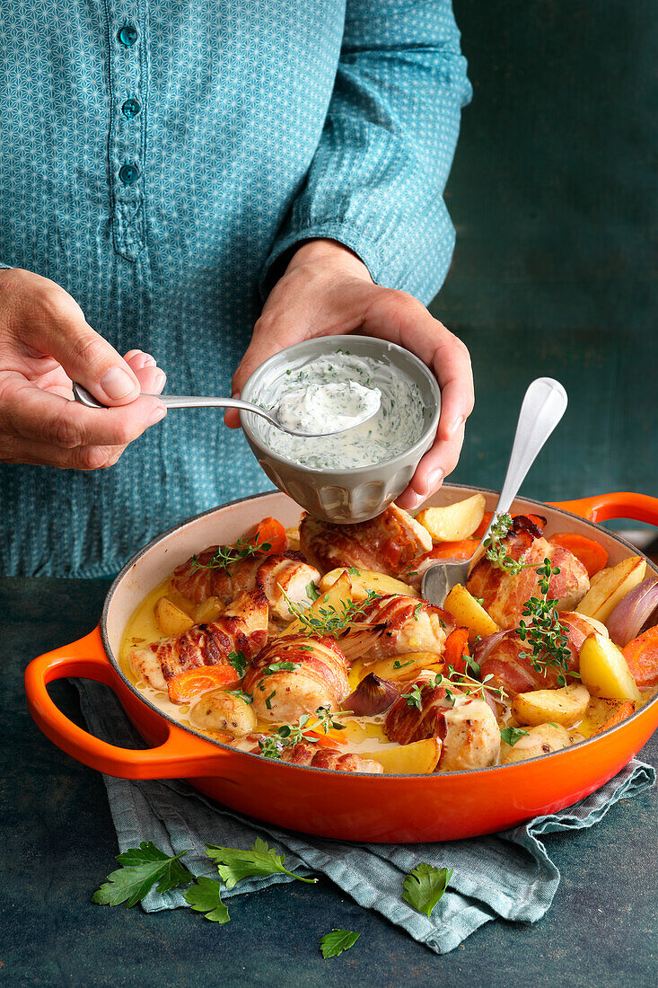 Hähnchen-Kartoffel-Topf mit Speck und Kräuter-Crème-fraîche