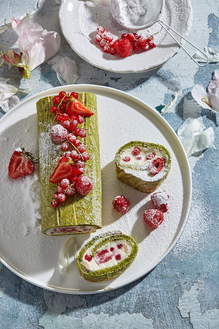 Japanische Matcha-Biskuitrolle mit Beeren