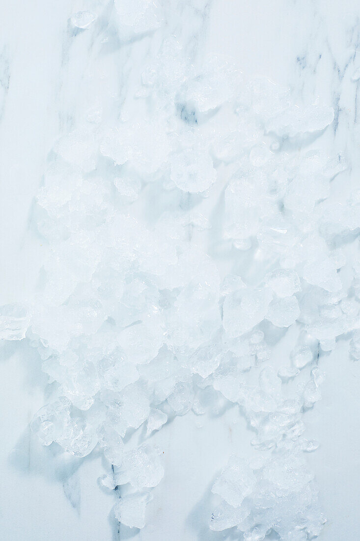 Zerstoßenes Eis auf weißem Untergrund