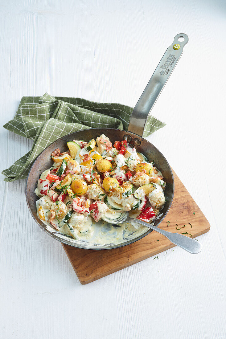 Gnocchi pan with bacon, peppers and cream cheese