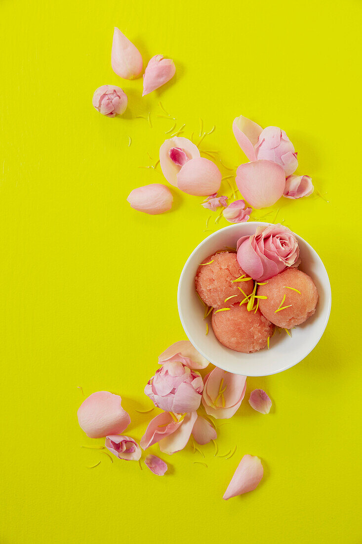 Pfirsichsorbet mit Blüten