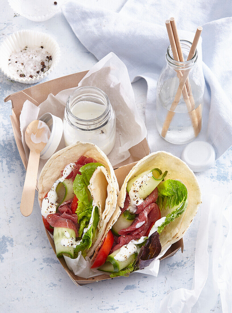 Tortilla-Sandwiches mit Schinken und Gemüse