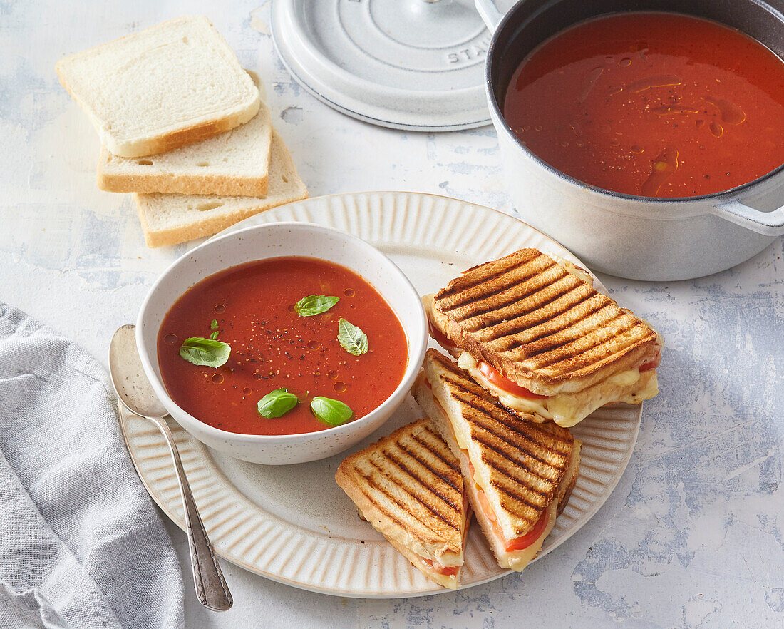 Tomatensuppe mit gegrilltem Käsesandwich