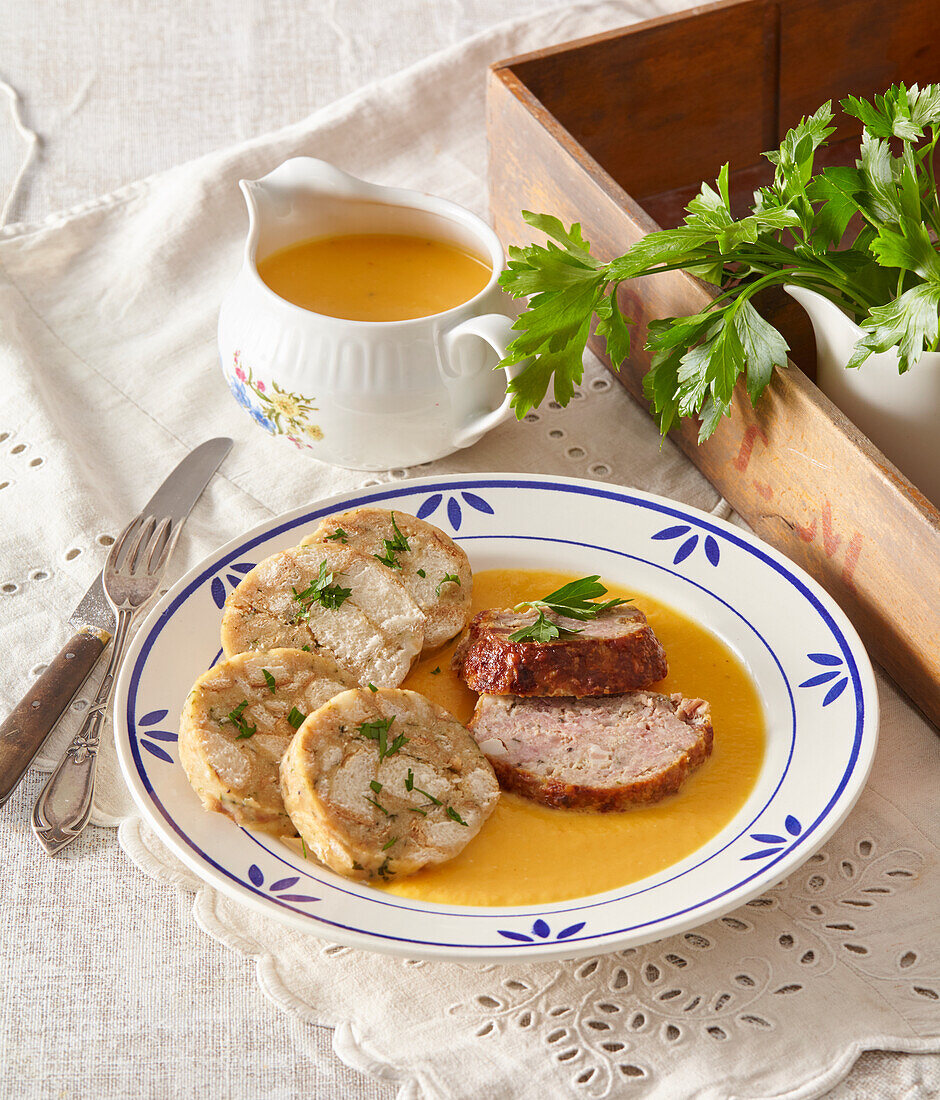 Hackbraten mit Serviettenknödel und Gemüsesauce