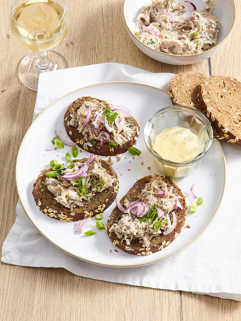 Gänserillettes auf dunklem Brot