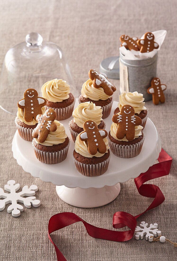 Christmas cupcakes with gingerbread cookies
