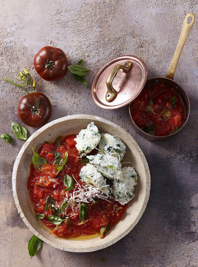 Spinat-Ricotta-Gnocchi mit frischer Tomatensauce