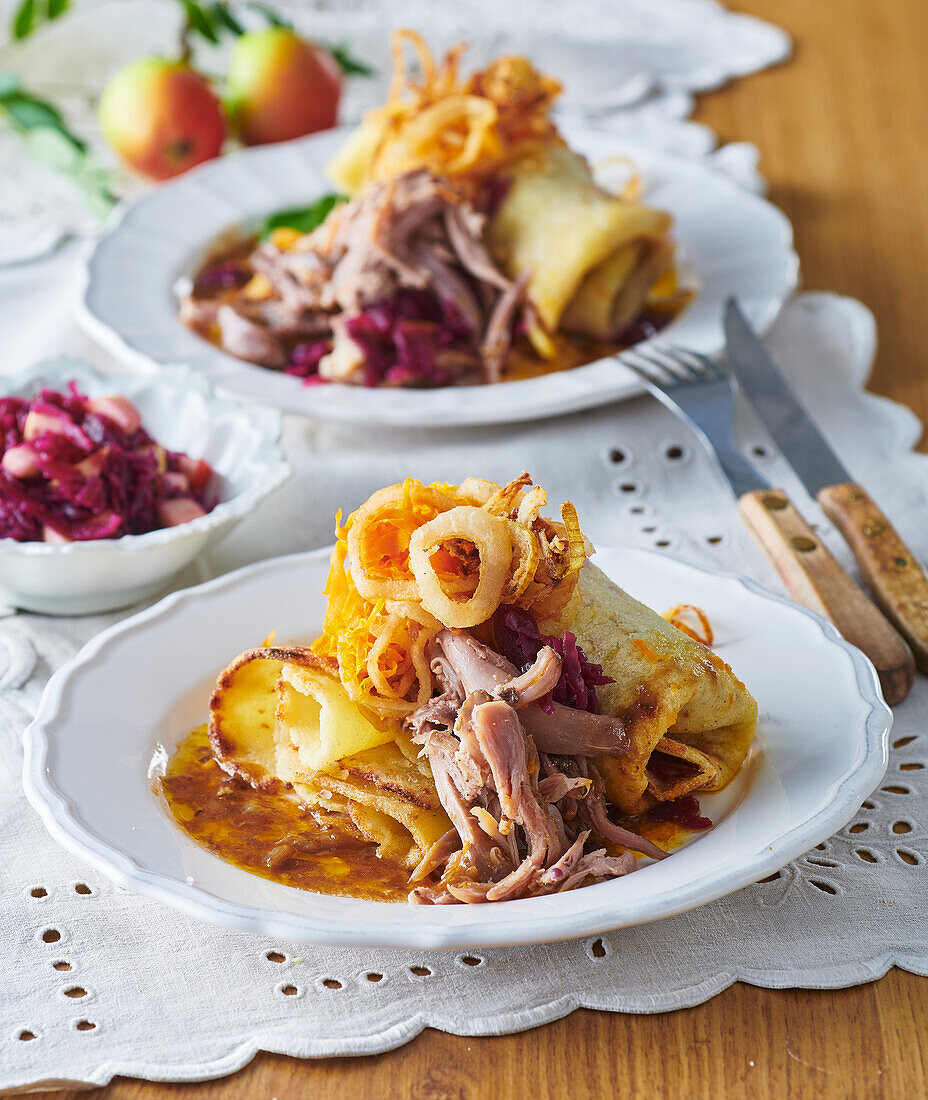 Kartoffelpuffer mit Ente und geschmortem Kohl