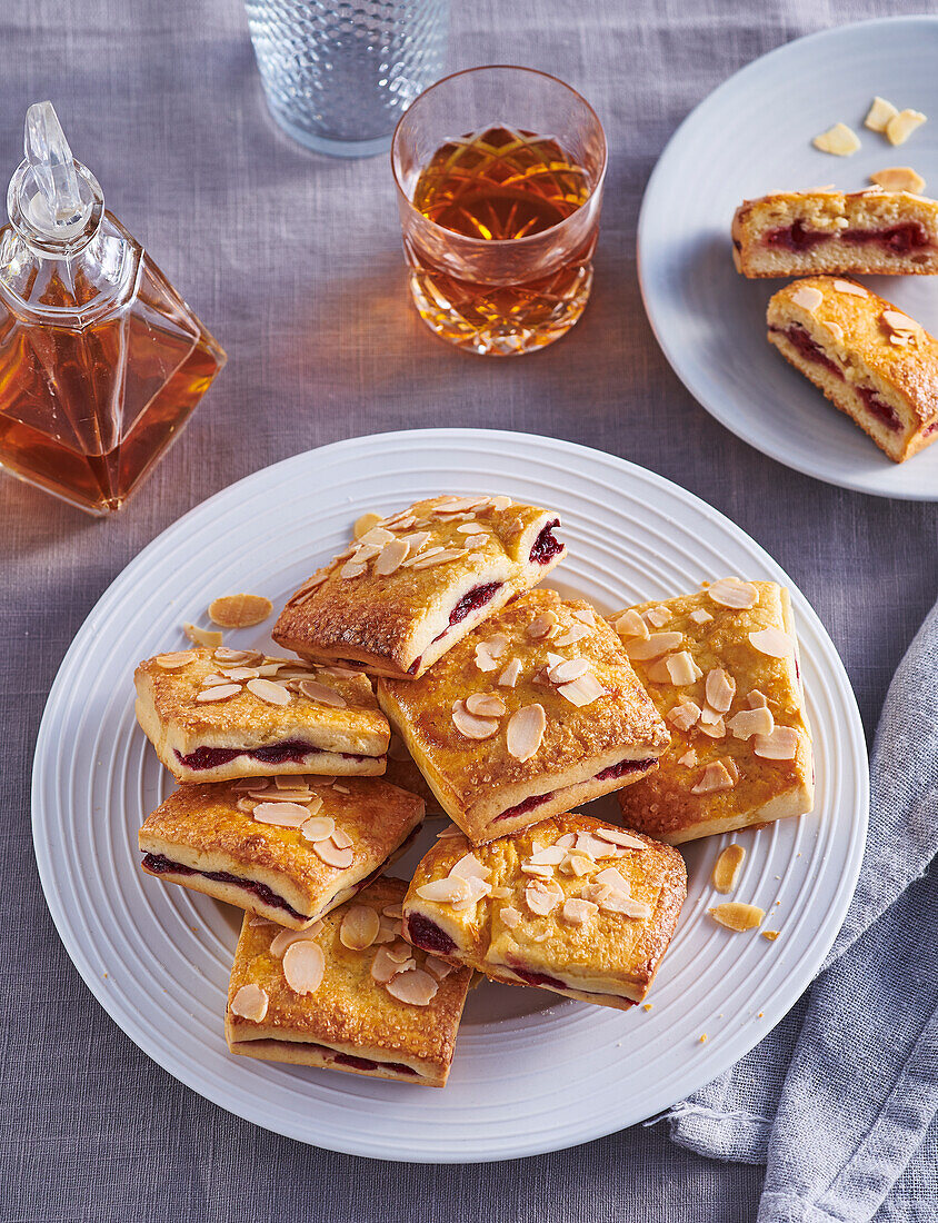 Scones mit Sauerkirsch-Füllung