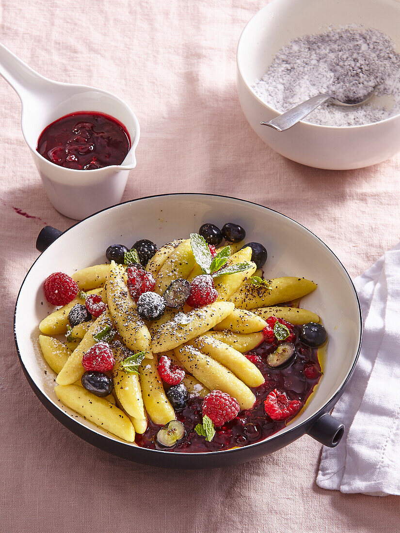 Süße Schupfnudeln mit Mohn und Fruchtsauce