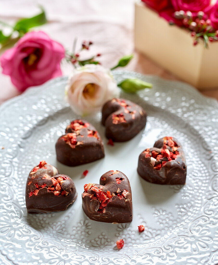 Schokoladenherzen mit gefriergetrockneten Himbeeren