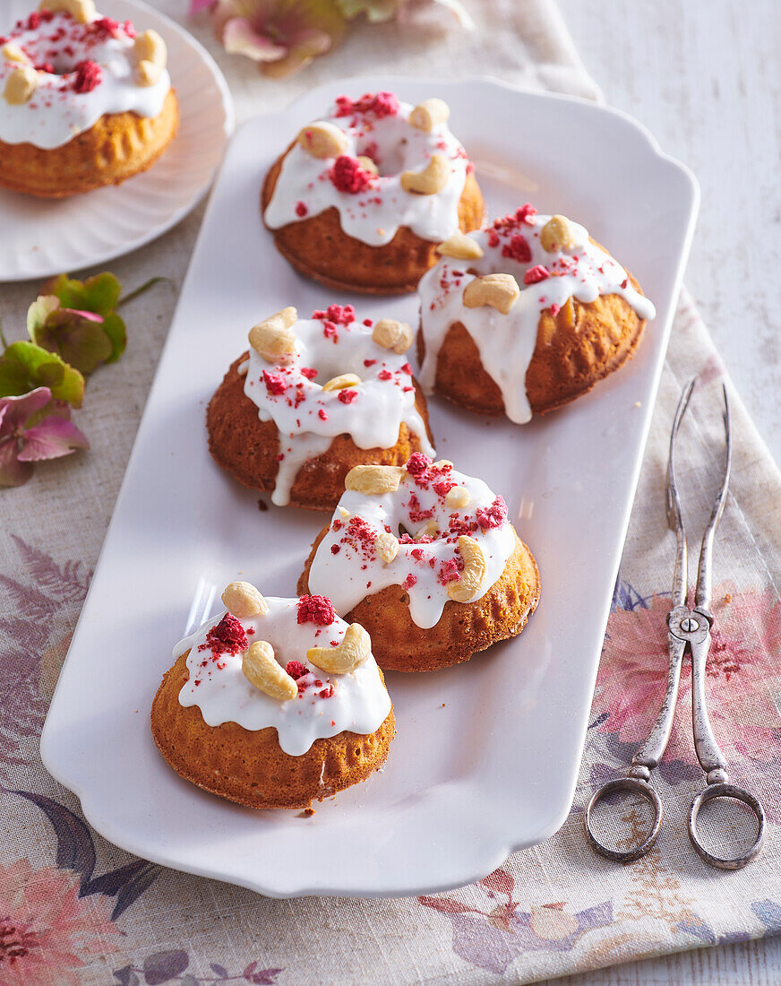 Haferflocken-Mini-Gugelhupfe mit Joghurtglasur und Cashews