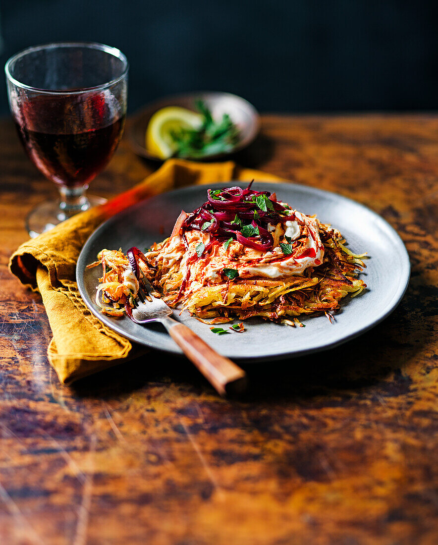 Pastinakenrösti mit Harissa, Feta und karamellisierten roten Zwiebeln