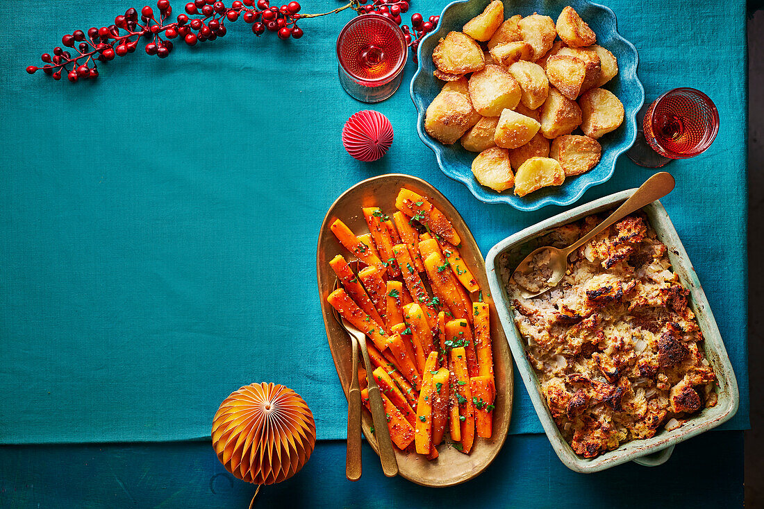 Dreifach gegarte Bratkartoffeln, Sauerteig-Wurstbrät-Füllung und heiße Honigmöhren (Weihnachten)