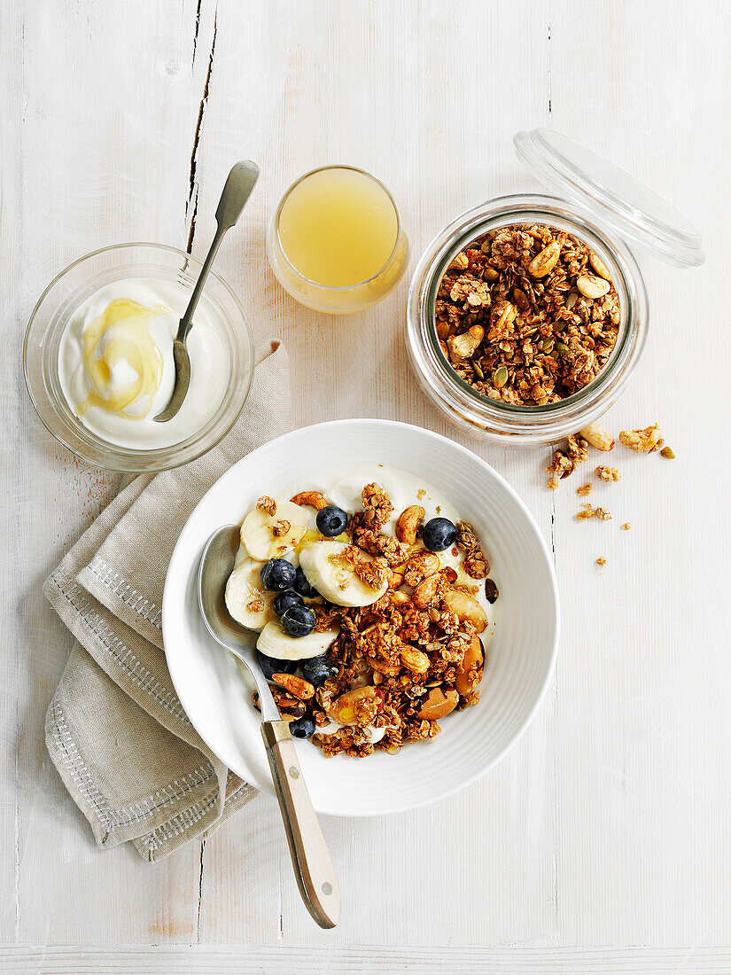 Granola mit Blaubeeren, Banane und Joghurt