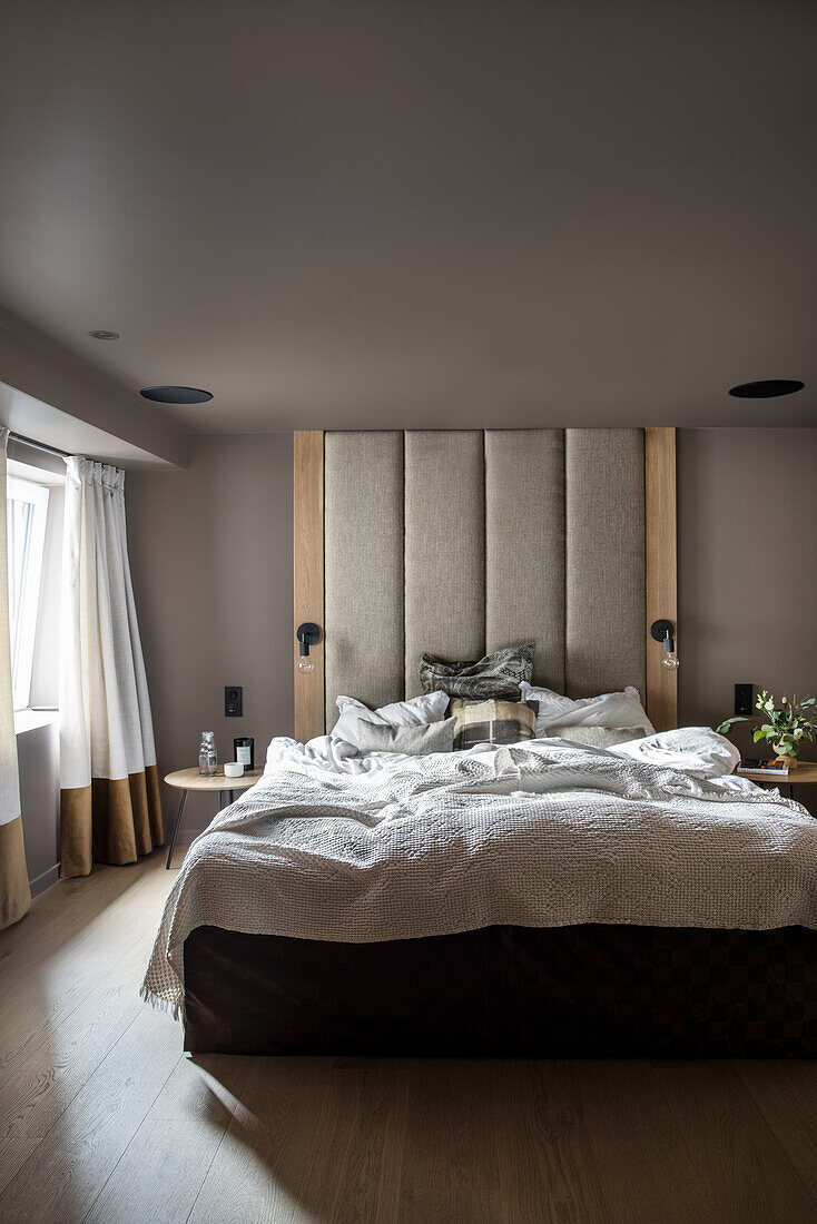 Double bed with floor-to-ceiling headboard