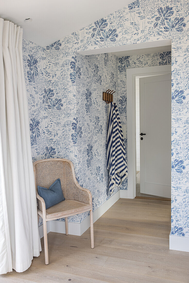 Sitzplatz im Schlafzimmer mit blau-weißer Tapete