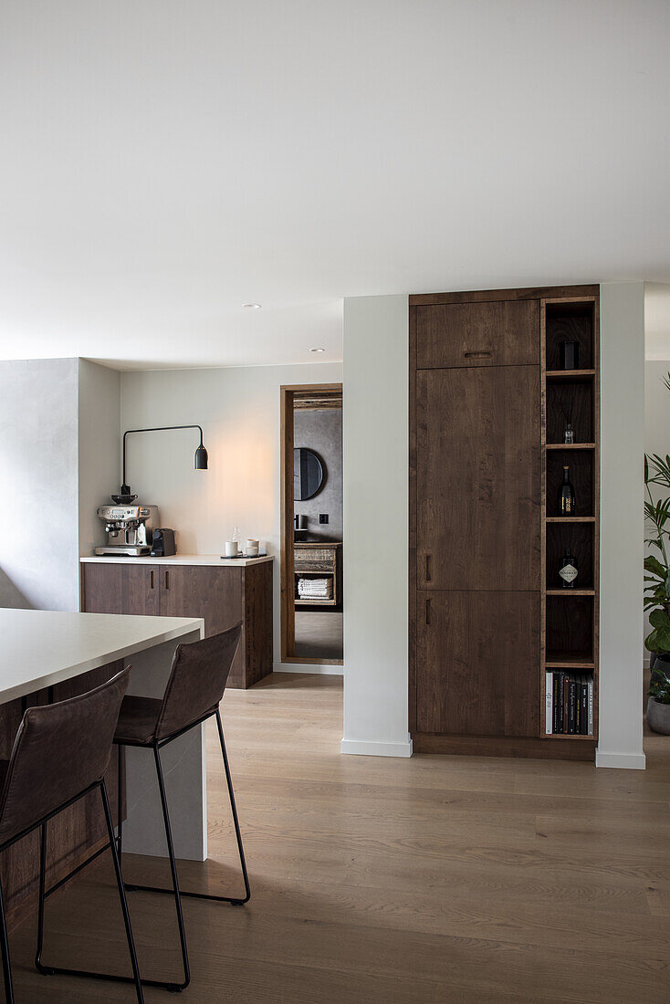 Bright, open kitchen with dark cupboard fronts