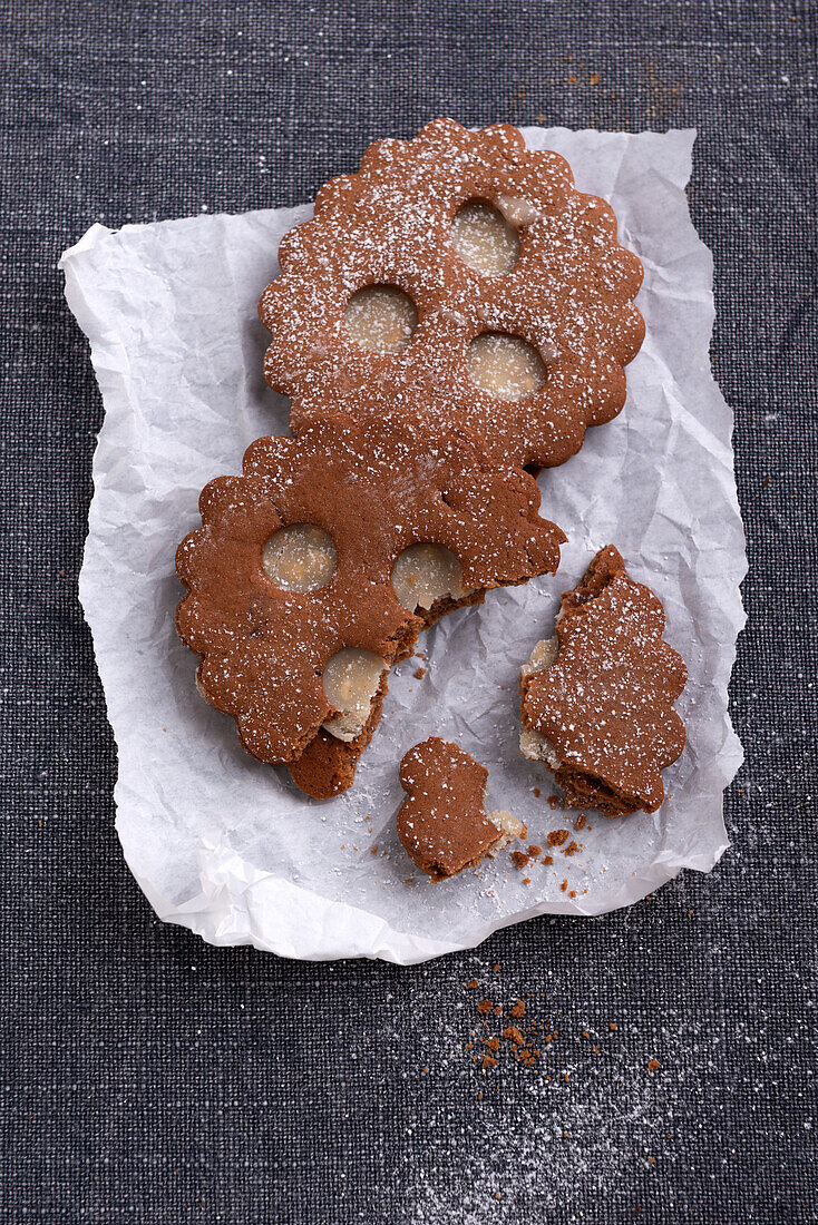 Vegane Schoko-Linzer mit Karamellcreme-Füllung