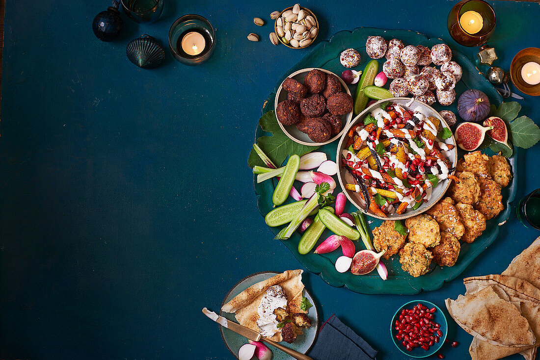Sharing-Board im Meze-Stil mit Labneh-Bällchen, Blumenkohl-Fritters und gerösteten Karotten