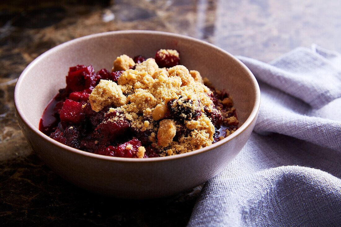 Crumble with red berries