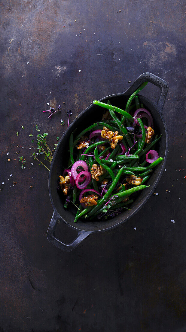 Bean salad with red onions and walnuts