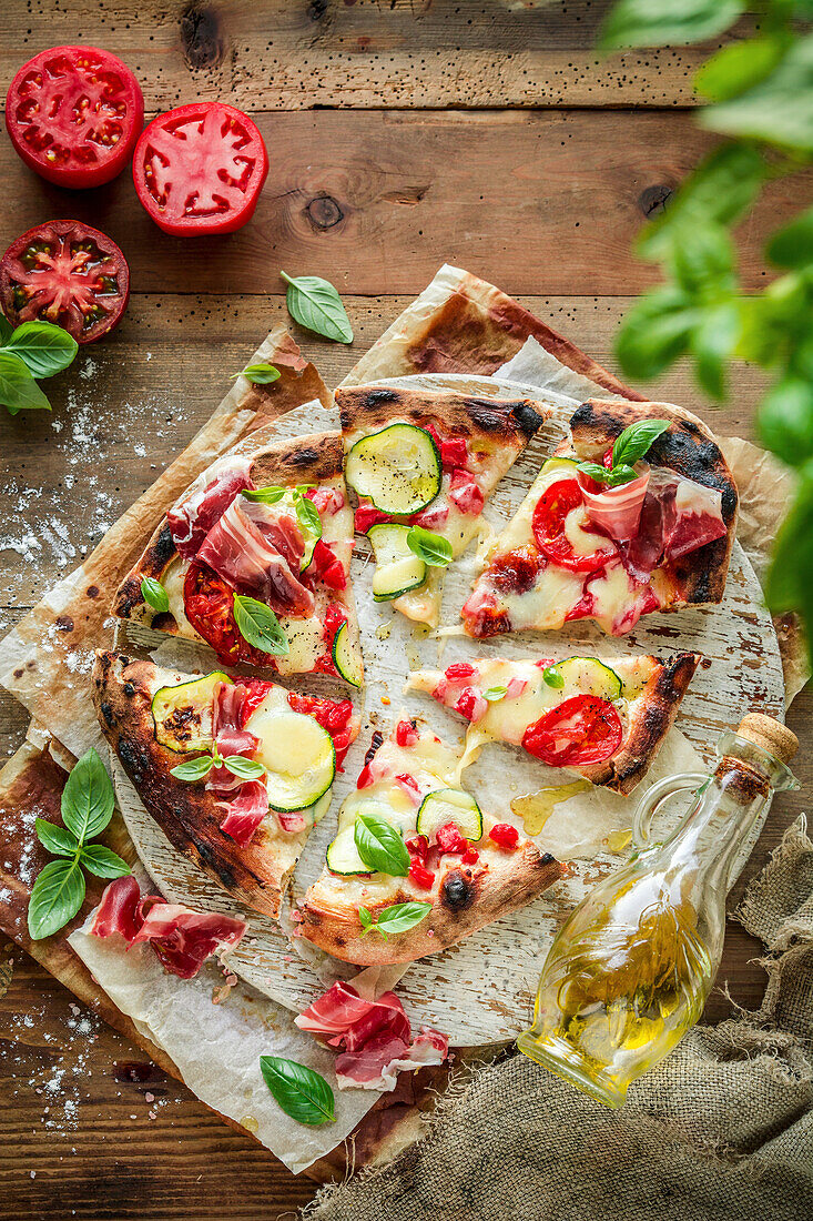 Neapolitanische Pizza mit Zucchini und luftgetrocknetem Schinken