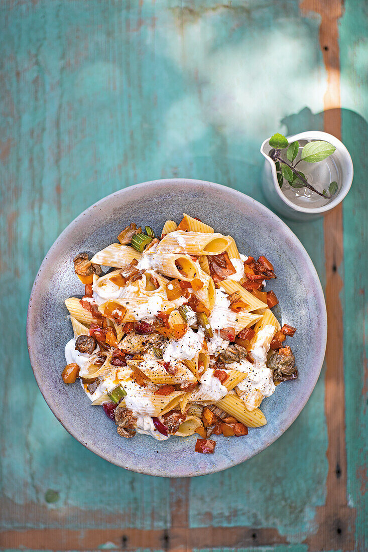 Pasta mit Stracciatella di bufala, Paprika-Caponata und gebratenen Kapern