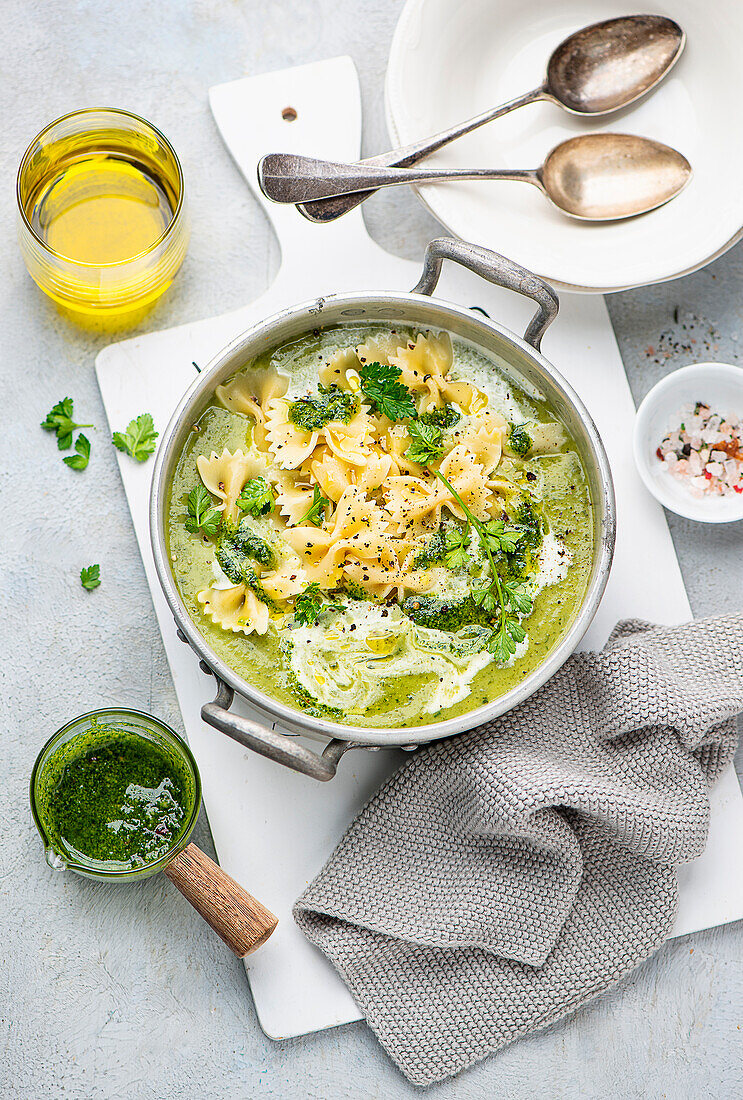 Cremige Kartoffel-Bärlauchsuppe mit Farfalle