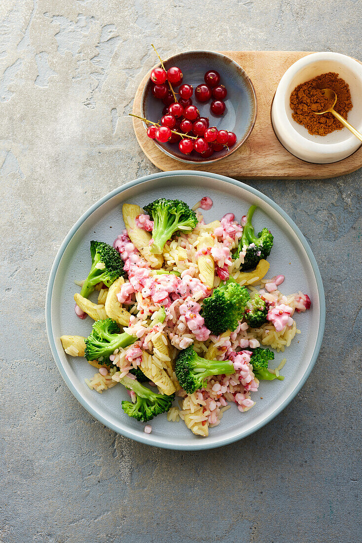 Rice salad with broccoli, chicken and redcurrants