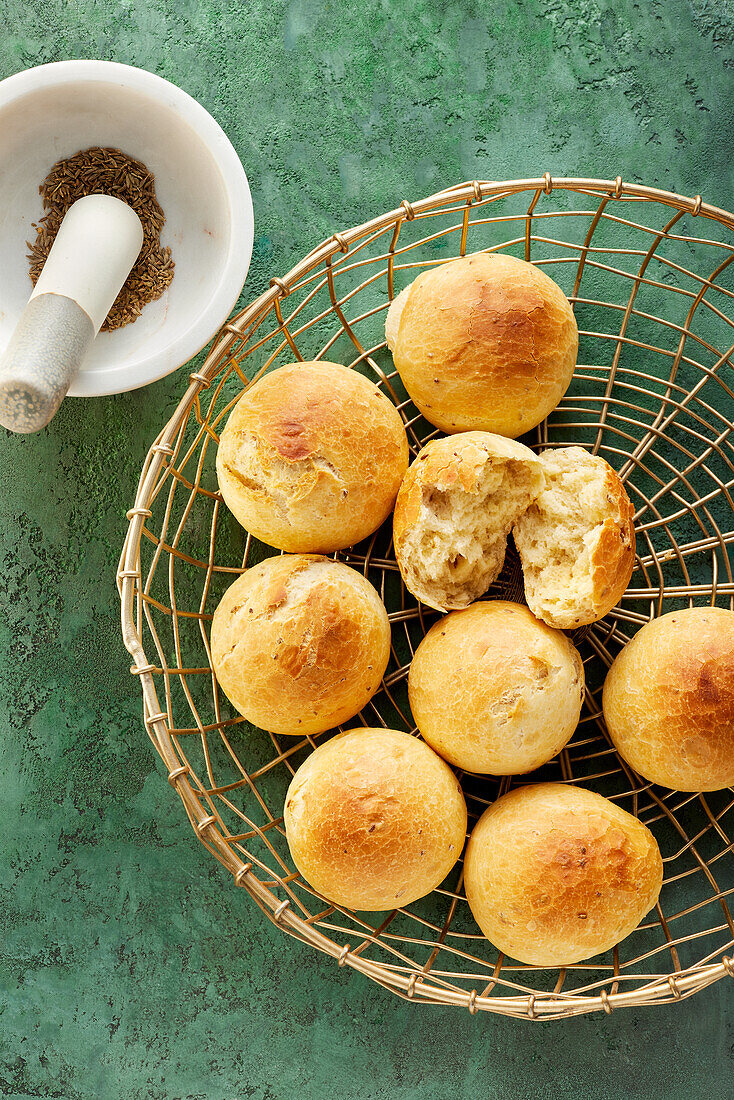 Aniseed-and-spelt bread rolls