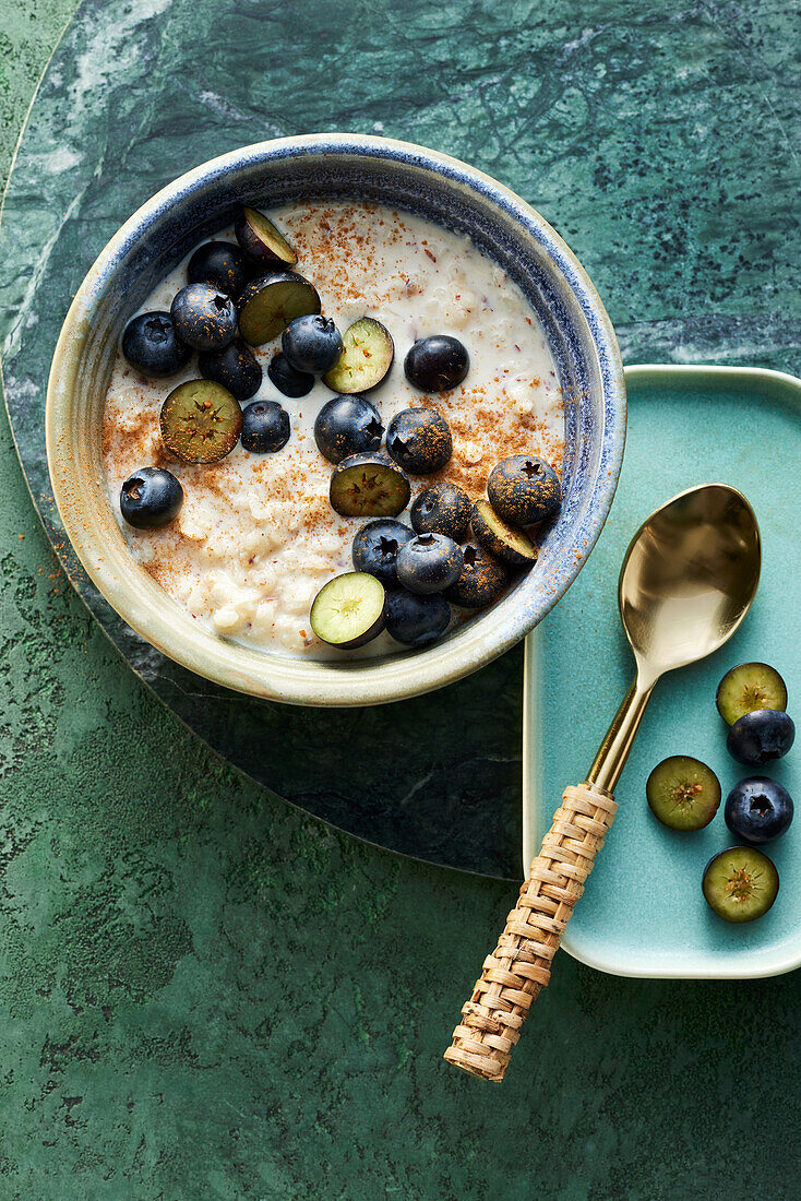 Rice porridge with berries and almonds