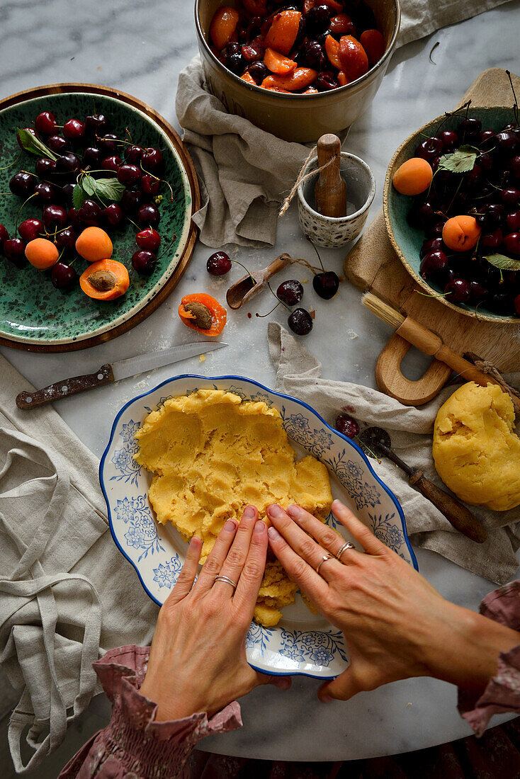 Tarte mit Kirschen und Aprikosen zubereiten