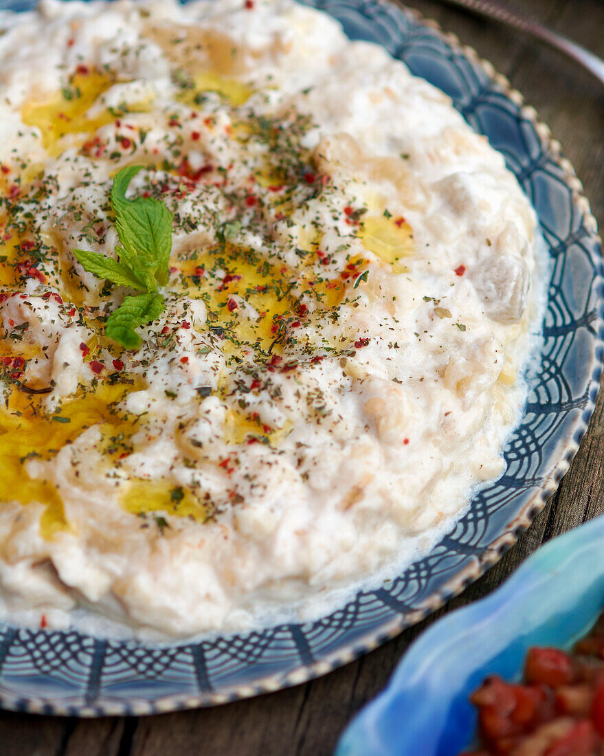 Geräucherte Aubergine mit Knoblauchjoghurt und getrockneter Minze