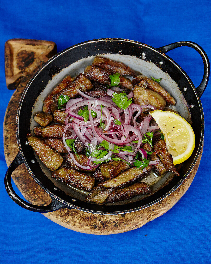 Kalbsleber mit roten Zwiebeln, Petersilie, Sumach und Piyaz-Salat