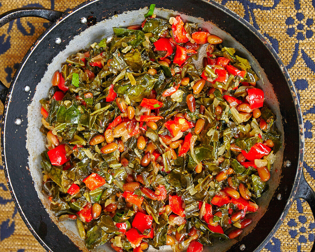 Türkisches Blattgemüse mit Zwiebeln, Paprika und Pinienkernen