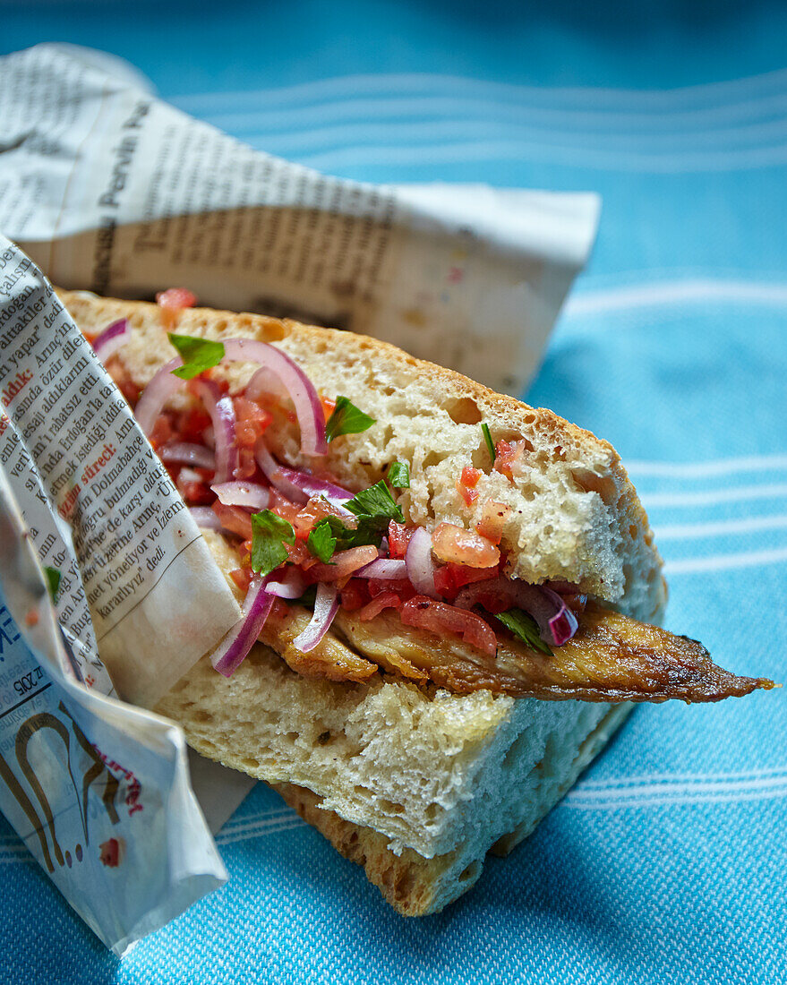 Makrele mit Sumac-Salat auf Brot (Türkei)