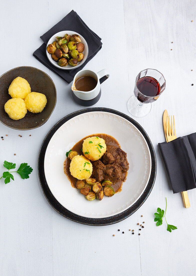 Vegane 'Enten'-Filets mit gebackenem Rosenkohl und Klößen