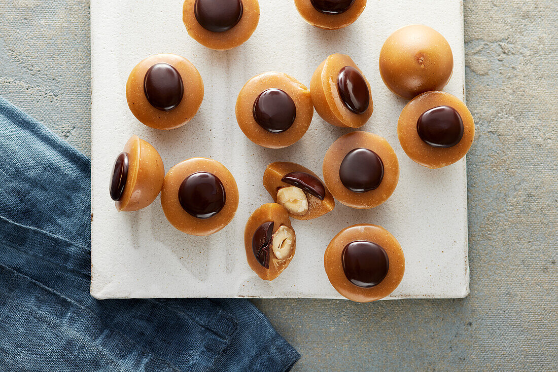 Zuckerfreie Schoko-Karamell-Halbkugeln