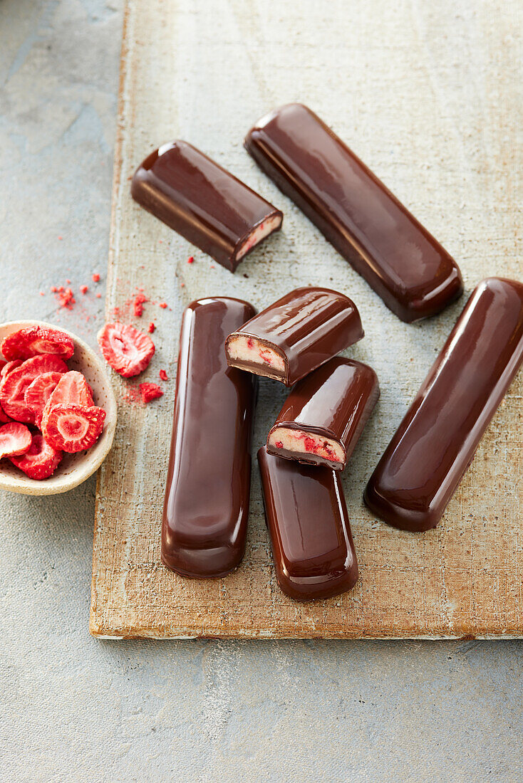 Zuckerfreie Erdbeerriegel mit Schokolade