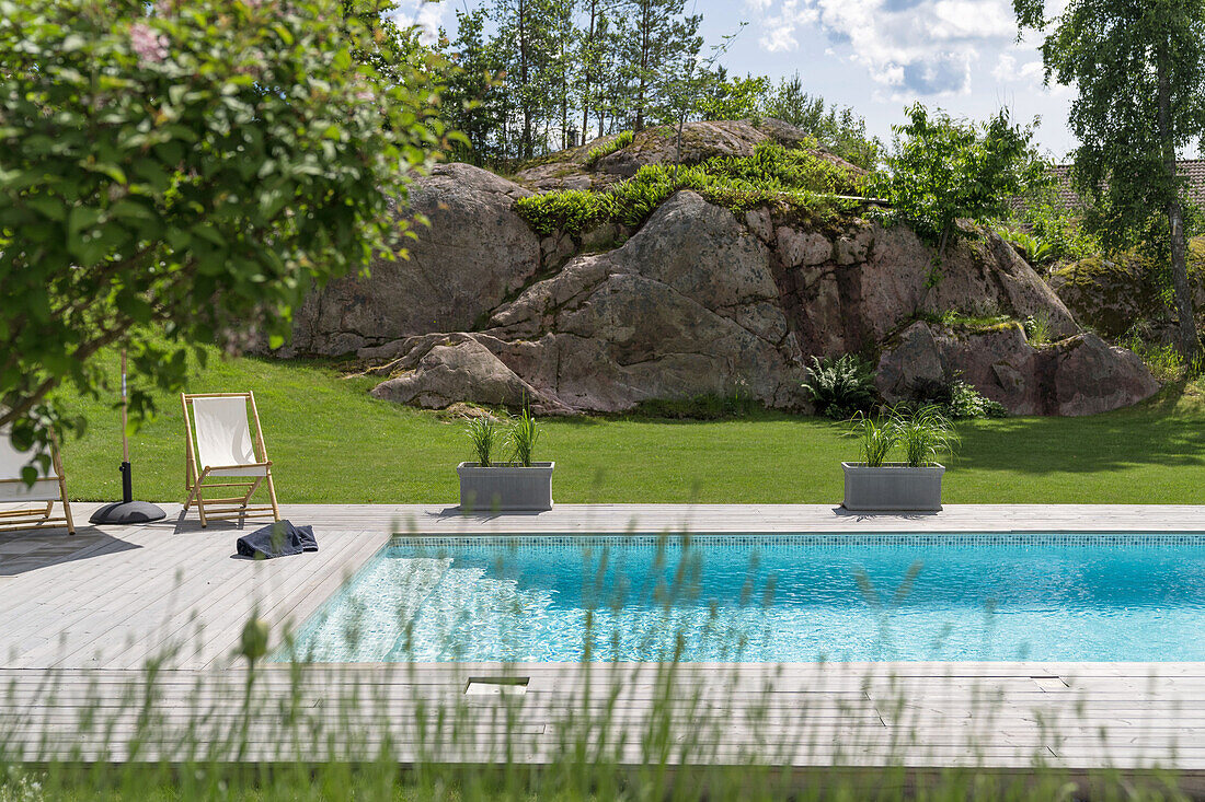 View over the pool to rocks in the background