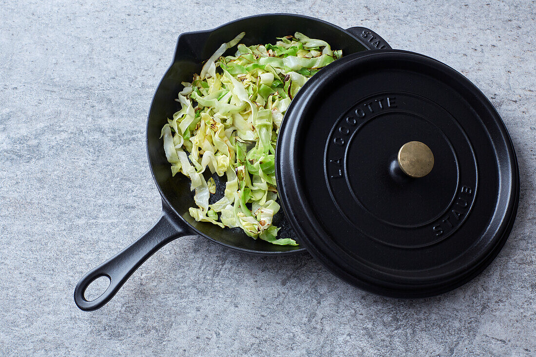 Spitzkohl beim Dünsten abdecken