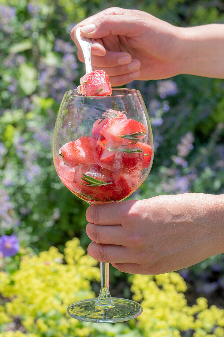 Eiswürfel mit Erdbeeren und Rosmarin