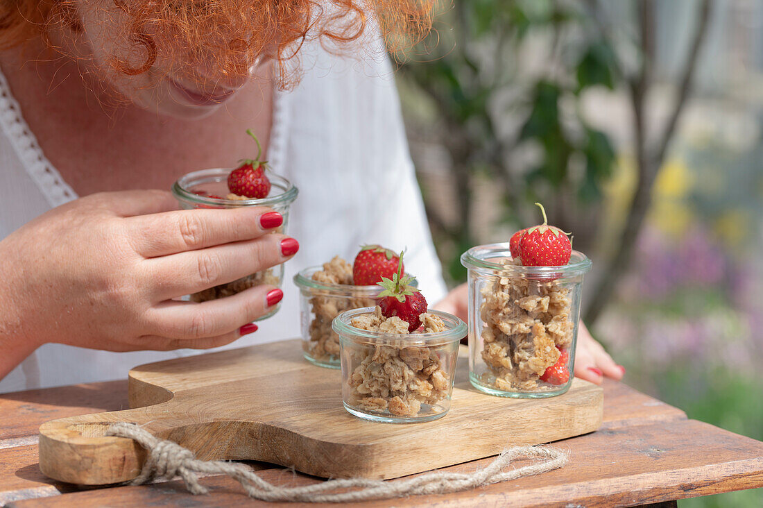 Sommerdessert im Glas mit Erdbeeren und Crunch