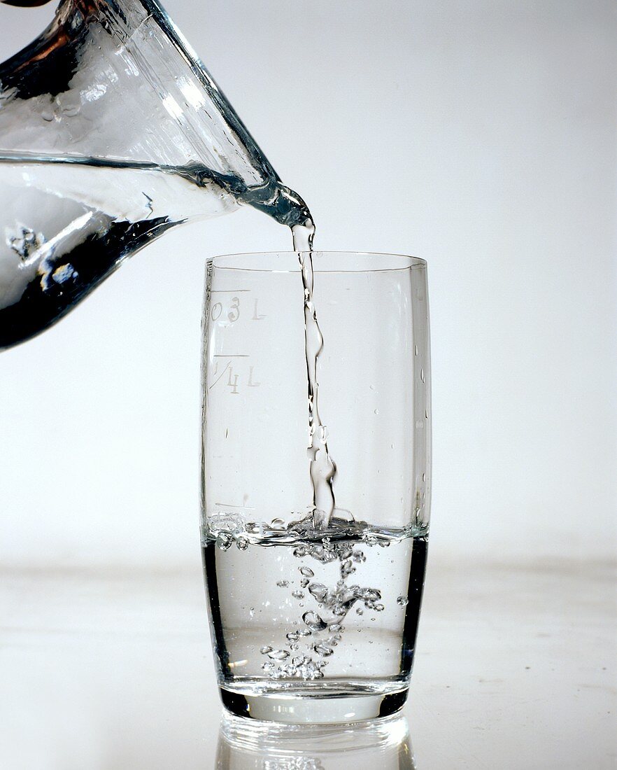 Ein Glas Wasser einschenken